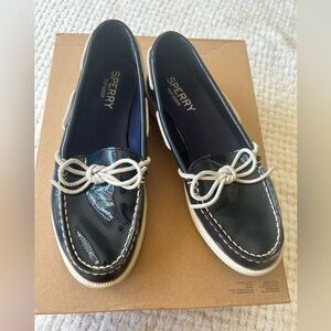 Sperry Topsiders navy patent leather size 6.5. Nice shape. Little wear.